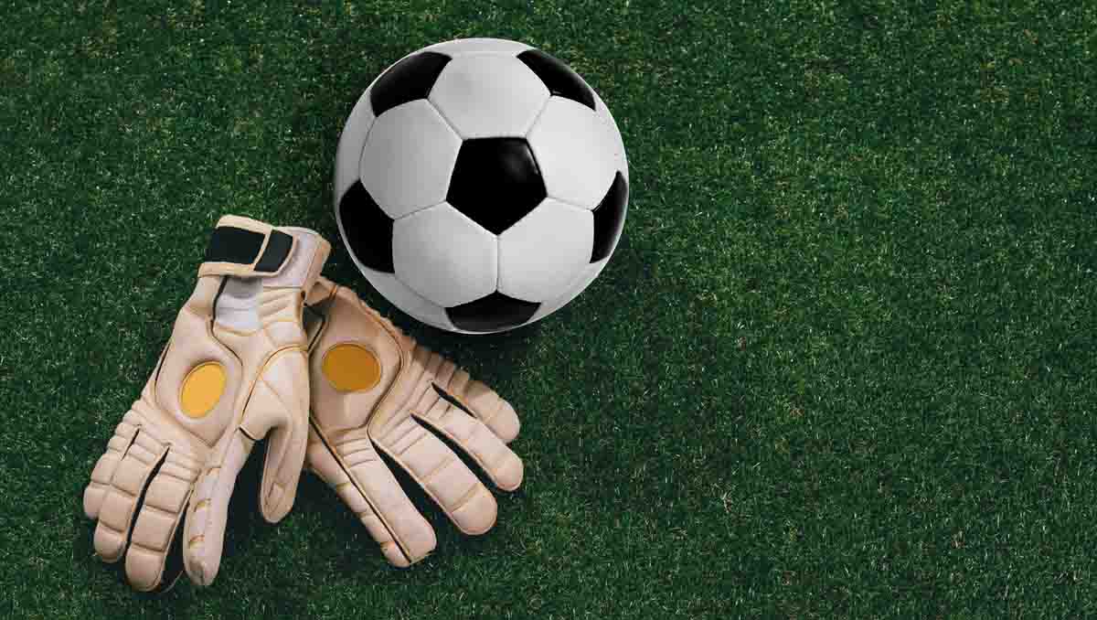 Goalkeeper gloves football